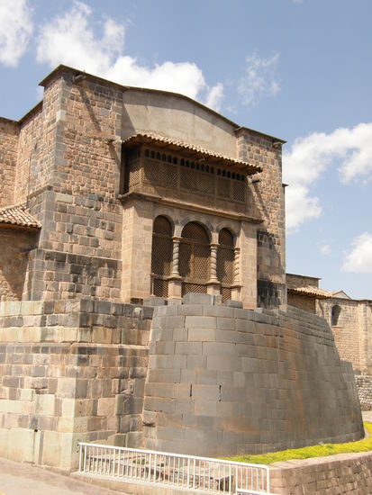 Rueckseite...die halbrunde Mauer hatte grosse Bedeutung bei den Inkas