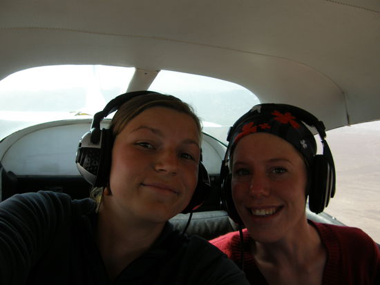 Der maennliche Co-Pilot sitzt vorne 
Die Stimmung hinten war ausgelassen gut...