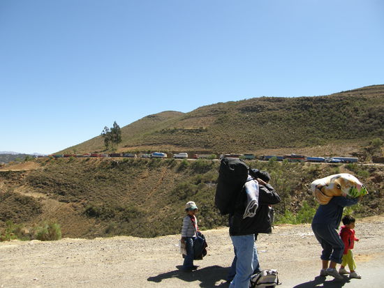 Zurueck zu legende Luftlinie: 1 km
Tatsaechlicher Serpentinenweg: 5 km