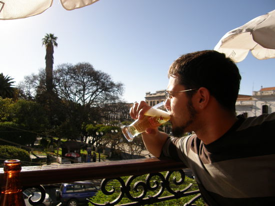 Das obligatorische Bier am Plaza de Mayo