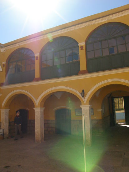 Unser Hostel (la casona) sieht gar nicht so schlecht aus! Wenn auch keine Heizungen, so hat es doch fliessendes warmes Wasser, was hier gar nicht so schlecht ist.