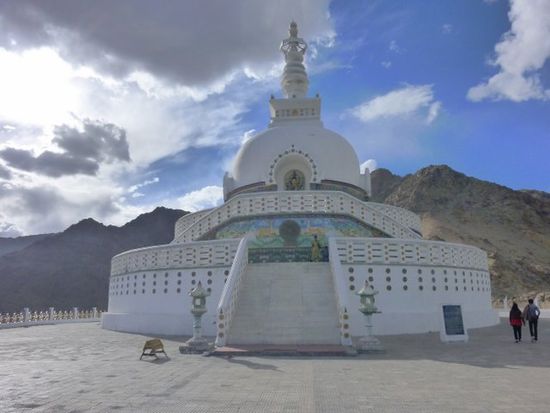 Shanti-Stupa...die Aehnlichkeit zur Weltfriedenspagode in Pokhara ist kein Zufall..auch hier waren wieder die Japaner am Werk.