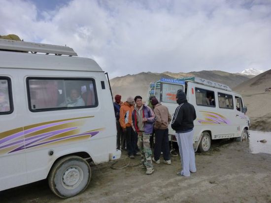 Unser Bus ist der, der beim Rausziehen aus dem Schlammbach hilft. Abenteuer haben wir wohl irgendwie mitgebucht, denn nachdem alle Fahrzeuge von der Strasse runter sind und sich zwei festgefahren haben, ging es weiter ueber die eigentlich in dem Abschnitt gute Strasse!