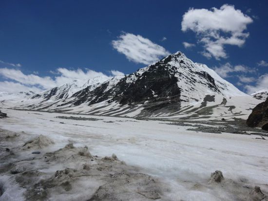 Die Paesse wurden von Mal zu Mal verschneiter, obwohl sie tiefer lagen. Man merkt, dass wir uns nicht mehr an der regenabgeschiermten Seite des Himalaya befinden.