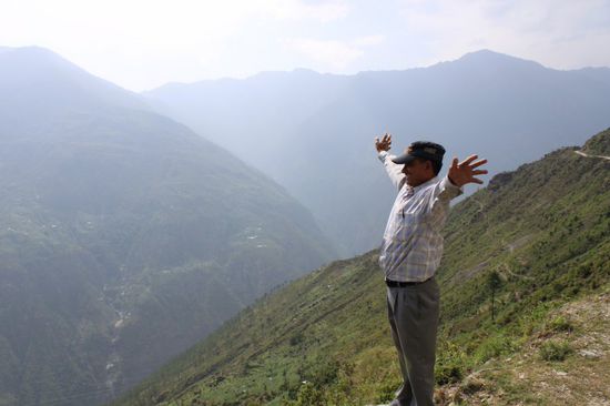 Unser Fahrer Hari bei einem kurzen Paeuschen