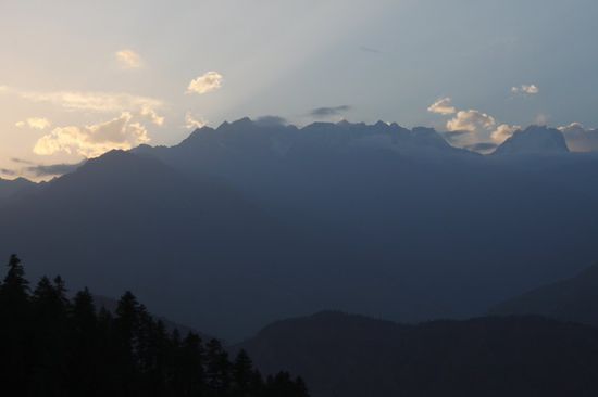 Abendstimmung in Thulo Syaphru mit Bergen dort, wo bei uns nur Wolken sind! Aussicht auf den Ganesh Himal.
