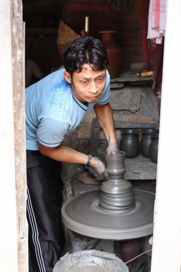 In einem Bezirk von Bakthapur werden sehr viele Toepferarbeiten aus schwarzem und rotem Ton hergestellt.