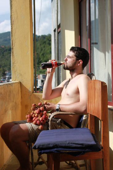 Jogi beim geniessen der Aussicht und sich einen Sonnenbrand holen 
Ubriegens haben wir noch nie so saftig, spritzige Litschies gegessen, von denen ein Kilo auch schnell weg ist!