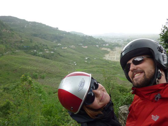 On the road...wobei wir statt einem Scooter, der bei jedem Hubbel aufsetzt, doch lieber ein richtiges Motorrad haetten nehmen sollen 