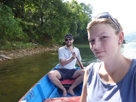 Er versprach sie ueberall hin zu paddeln, wo sie nur hin will, seine Koenigin 