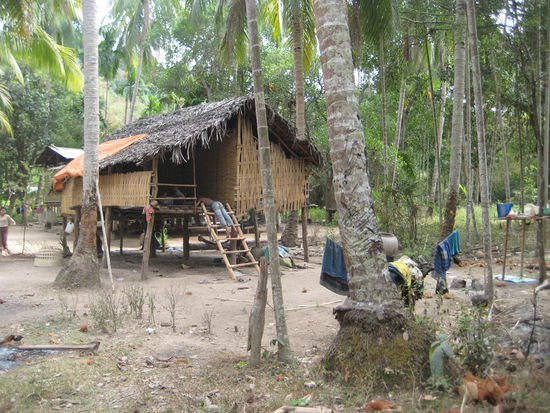 Die einfachen Holzhütten der Laoten
