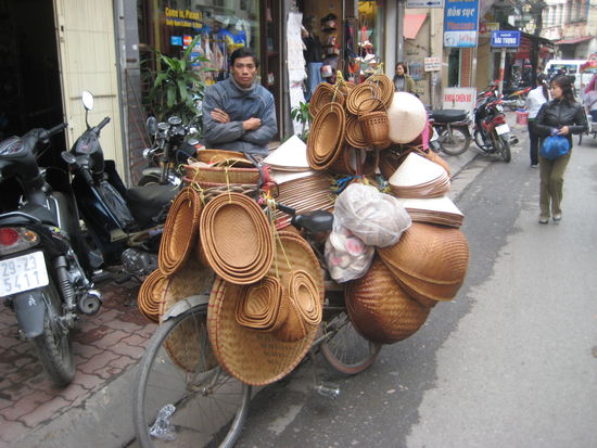 Kaum zu glauben, aber unter diesem ganzen "Korbgeflecht" befindet sich tatsächlich ein Fahrrad!