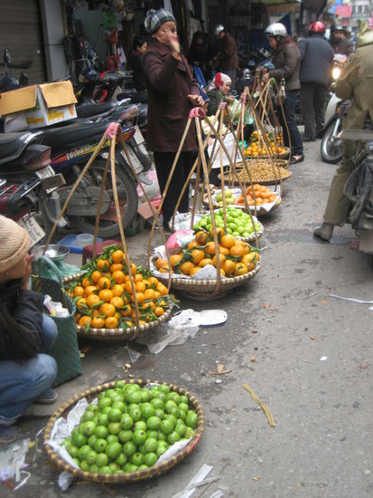 Straßenszene beim Obstverkauf