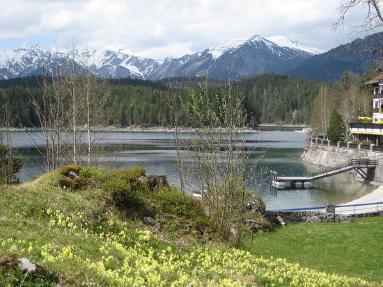 Nachdem das Wetter traumhaft schön war, durfte eine Tour in die Berge nicht fehlen und so ging es zum "Eibsee" mit Blick auf die Zugspitze.