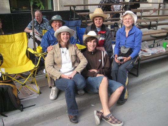 Die starken fuenf (von hinten RECHTS):
Nellie mit weissem Hut, meine Mama, daneben Bill mit gruenem Hut, vorne Joachim und ich