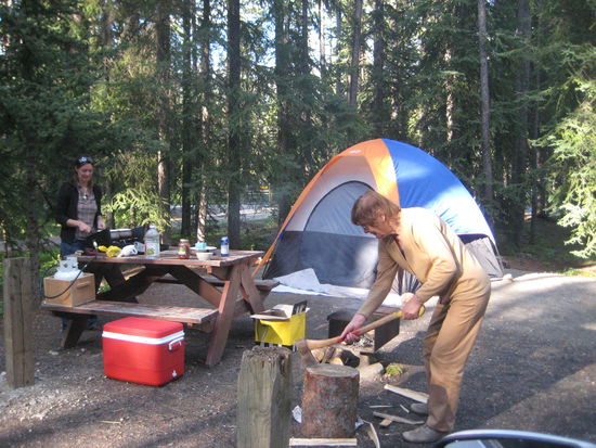 Beim Holz hacken und kochen!