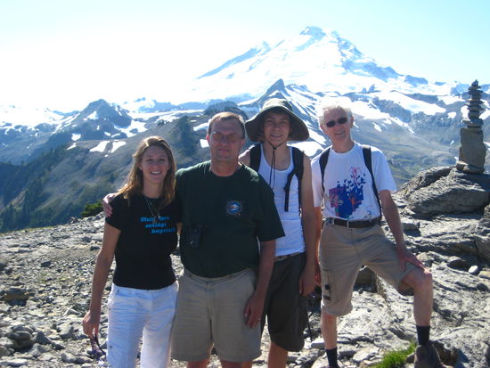 Am Gipfel von "Table Mountain" mit "Mount Baker" im Hintergrund (Im Bild v.l: Daniela, Dave Brumbaugh, Shaun,Lloyd)