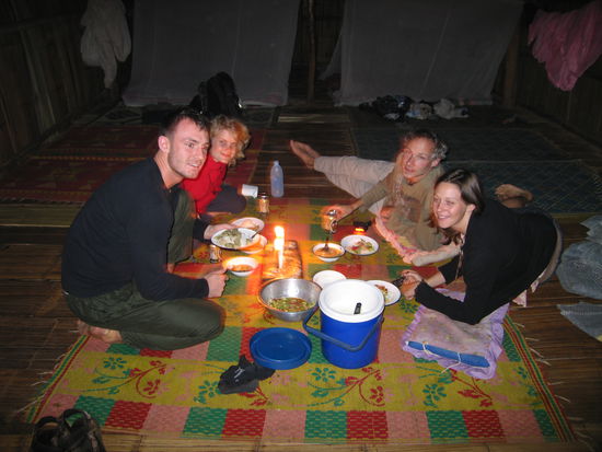 Am Abend in unsren gemütlichen Bambushütten beim Abendessen