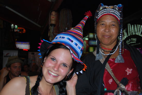 die ueberhaupt nicht aufdringlichen froschverkauferinnen in der khao san road