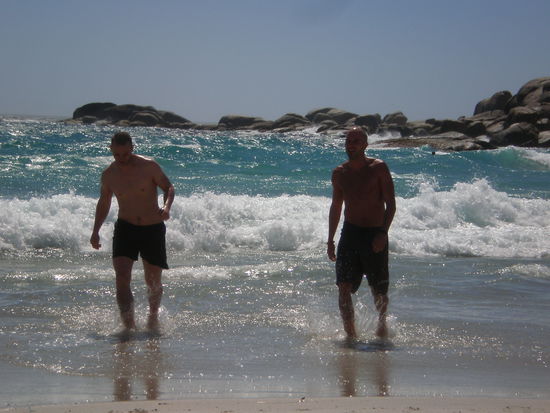 Die zwei Buben bei 13 Grad kaaaaaltem Wasser am spielen..