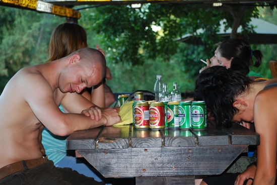 Ja ja wenn man den ganzen Tag im Bus sitzt muss man am Abend auch mal abschalten......