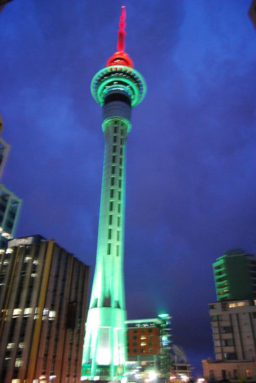 Blick aus unserem Fenster.... Zentraler gehts wirklich nicht mehr. (Das Wahrzeichen von Auckland der Skytower)