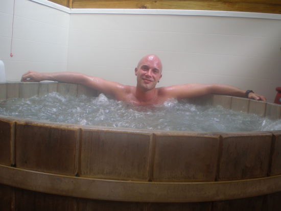 Danach die wohlverdiente heisse Wanne...
War wirklich heiss, danach waren wir wie zwei Schwaemme.