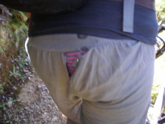 ...und hier die Hose nach dem Sturz.. zum Glueck nur das passiert.