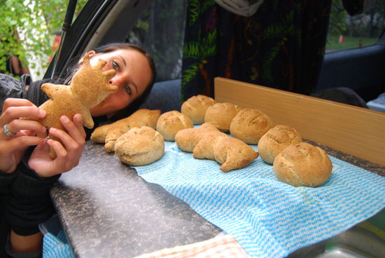 Wir haben Gritibenzen gebacken und die andern noch einen Apfelkuchen.... Hmmm es ist hald einfach besser, wenn man es selber macht und nicht immer kauft... Der Aufwand hat sich auf jedenfall gelohnt.