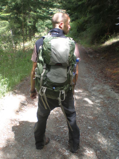 Voll bepackt gehts in Queenstown auf eine Wanderung ueber den See