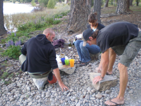 Hier in Lake Tekapo wieder mal mit den Schweizern am "guegelen"! Ja ja immer das gleiche mit denen.... Zuerst musste aber der Tisch und die Hocker her.