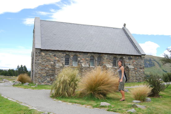 am Lake Tekapo sollte man eigentlich heiraten bei dieser fantastischen Kirche dirket am See. Fuer uns noch etwas zu frueh...... aber die gerade an einer Planung dafuer sind ein kleiner Zwinker 