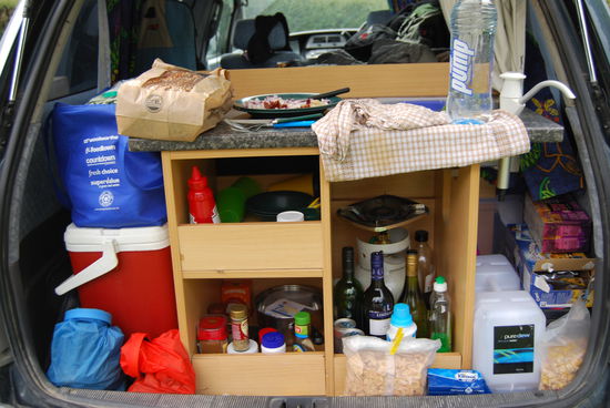 so sieht unsere Kueche im Bus aus (wenn sie gefuellt ist)