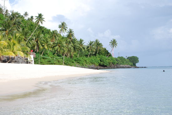 und hier unser Beach.... Das Wasser ca. 28 Grad und die Aussentemperatur betrug IMMER 32 Grad. Also eine Abkuehlung wars nicht, aber man konnte Stunden lang im Wasser "schnorcheln"! Allerdings war danach der Ruecken auch ziehmlich RED!
