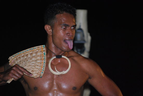 und am Abend gabs da auch Auffuehrungen von Samoanischen Taenzern! >> war immer das riesen Spektakel im Dorf und alle kamen und sahen sich das an!