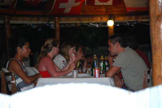 am grossen, langen Tisch wurde jeden Abend diniert... Hmmm und wie.
Ein Nachtesse sah an einem Abend so aus:
- Reis und Kartoffeln
- Fruehlingsrollen
- Samosa
- Salate
- Fruechte
- Fisch, Chicken, Lamm, irgend etwas  und Lopster, hallo Looooopster! Hmmmm.... ja wir haben sicher 2 kg mehr auf den Rippen, nach diesen Tagen im Paradies. 