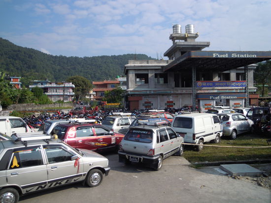 Stau vor den Tankstellen. Alle hoffen auf einen tropfen Benzin.