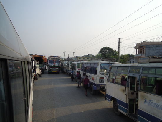 Die Tankstellenstaus reichen bis weit in die Strassen.