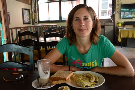 Mmmhhhh... Omelette mit Spinat, Pilzen und Kaese, Toast und Latte Macchiatto