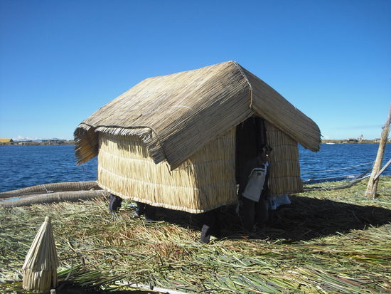 schilfhaus auf schilfinsel auf reise