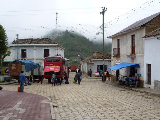villa serrano, links der "bus" mit der blauen plane und dem schrank an der rueckwand, das war meiner
