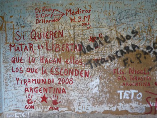 graffiti in der ehemaligen waescherei des krankenhauses, wo Che aufgebahrt war