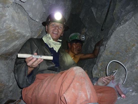 tourist mit dynamit und zuender, im hintergrund echter mineur