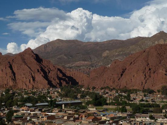 gruenes tupiza vor kargen bergen