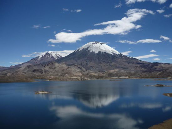zwillingsvulkane parinacota und pomerante vor laguna  cotacotani