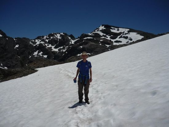 weisser schnee und blaues nicht von kuh gefressenes t-shirt