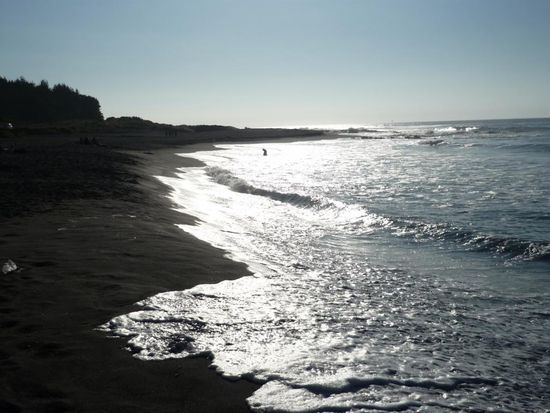 schwarzer pazifikstrand bei curanipe
