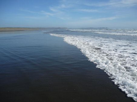 endloser pazifikstrand im osten von chiloé