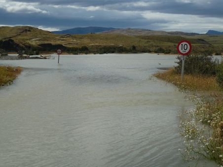 vom rio paine ueberschwemmter weg