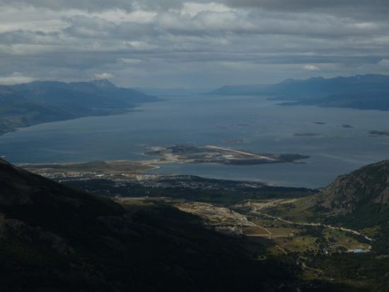 blick auf den beagle-kanal, ushuaia und die insel navarino